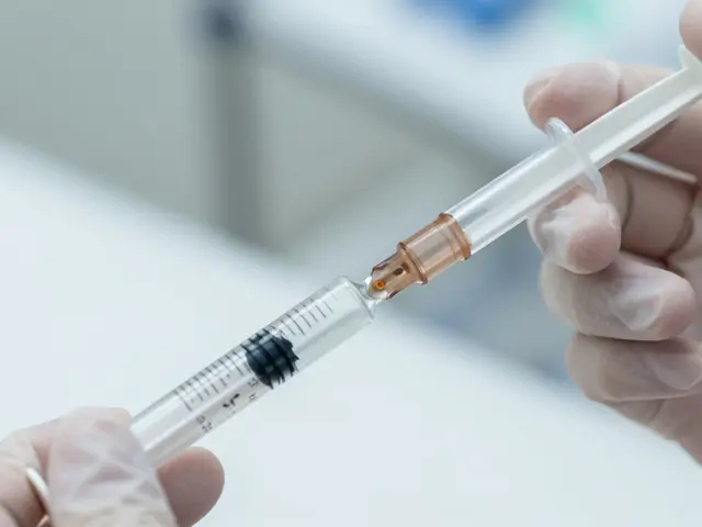 Cena kolagenových injekcí v roce 2026: Co ovlivňuje cenu a jaké jsou alternativy?