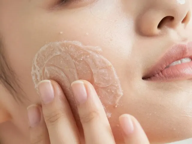 Jak dlouho dělat peeling: Přesný čas podle typu pleti a metody